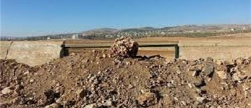 مستوطنون يغلقون مدخل قرية بيت دجن شرق نابلس بالسواتر الترابية