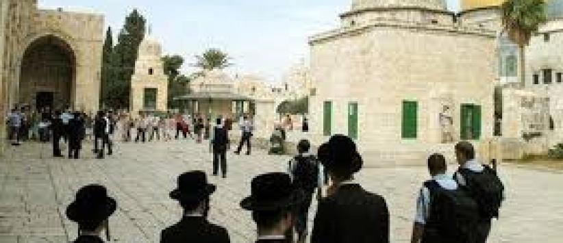 مستوطنون متطرفون يقتحمون المسجد الأقصى المبارك