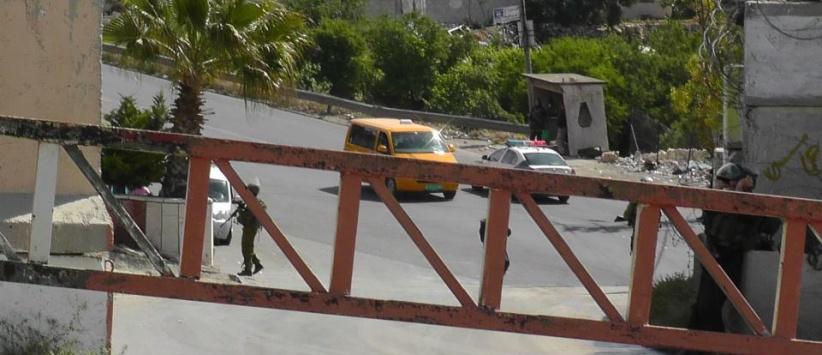الإحتلال ينصب حاجزاً ويدقق في بطاقات المواطنين جنوب طوباس