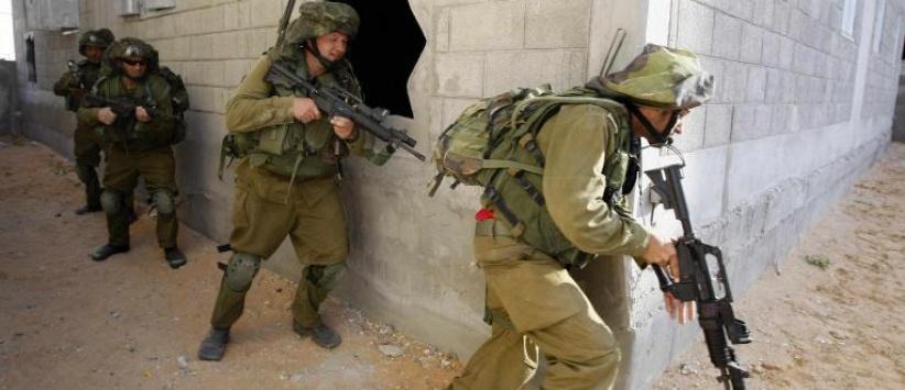 الإحتلال يعتقل مواطناً ونجله بحجة العثور على سلاح