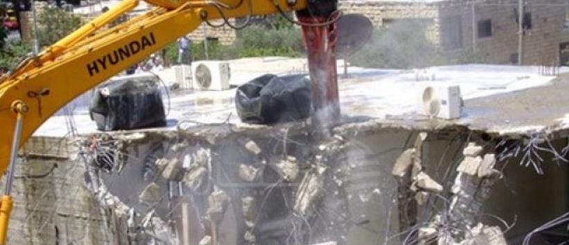 الاحتلال يشرع بهدم مساكن في مسافر يطا جنوب الخليل