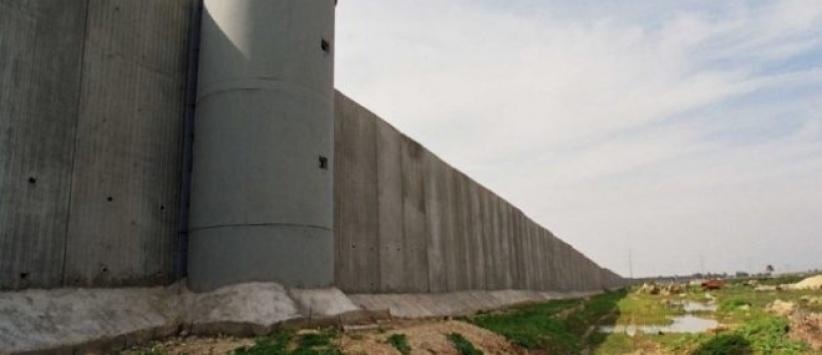 الاحتلال يحتجز عشرات المزارعين خلف الجدار بسلفيت