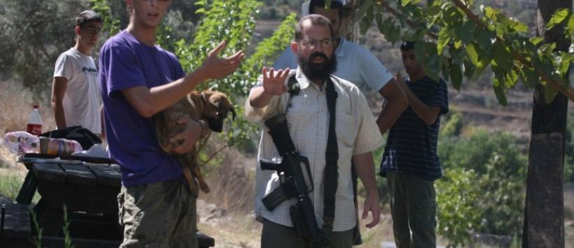 مستوطنون يهاجمون قاطفي الزيتون في دير الحطب شرق نابلس