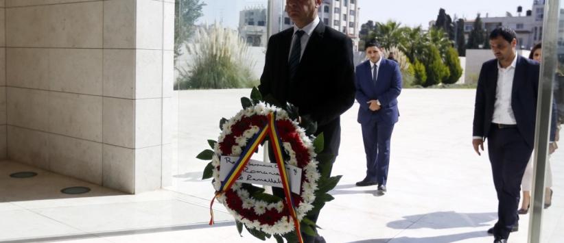السفير الروماني الجديد يضع اكليلا من الزهور على ضريح القائد الرمز ياسر عرفات.