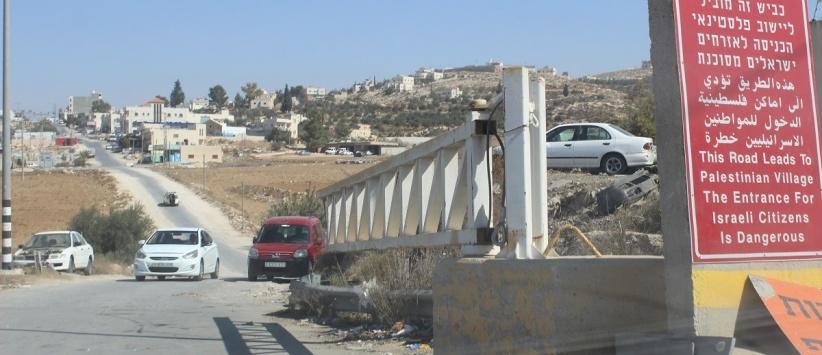 الاحتلال يفتح البوابة العسكرية على مدخل بيت عوا بعد أكثر من شهرين من الإغلاق