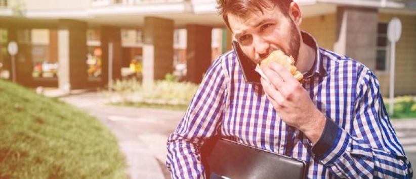 احذر من تناولك للطعام وأنت تمشي