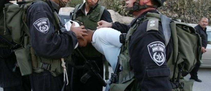 قوات الاحتلال تعتقل طفلا من الخليل وعاملا من مخيم قلنديا