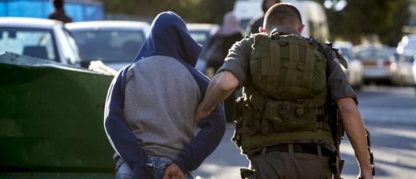 الخليل: الاحتلال يعتقل شابًا بزعم حيازته سكين