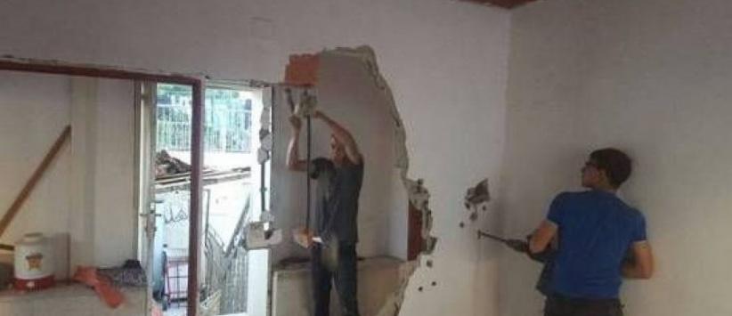 مواطن يهدم منزله بنفسه في القدس بضغط من بلدية الاحتلال