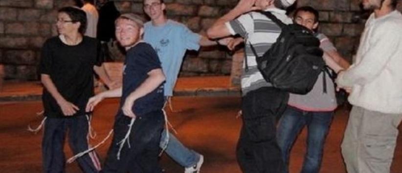 إصابة مواطنين عقب استهداف مستوطنين مركبتهما جنوب نابلس