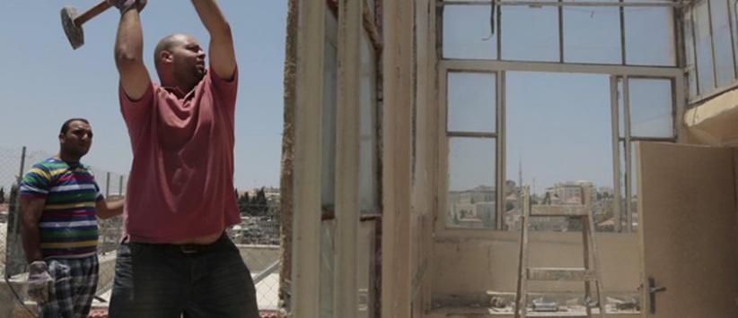 عائلة مقدسية تهدم متجرا لها جنوب الأقصى بضغط من الاحتلال