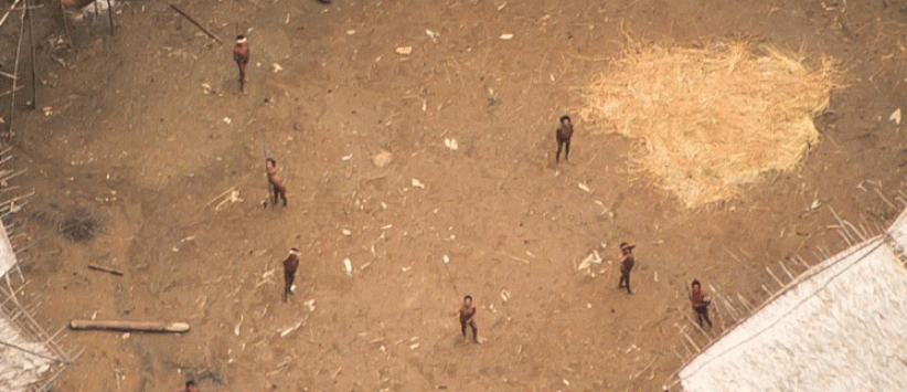 بالصور.. لقطات لا تصدق لقبيلة بدائية تعيش في مجاهل الأمازون