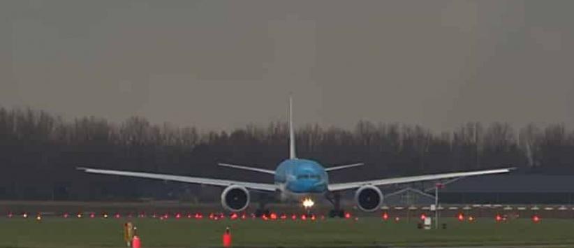 فيديو| البرق يصعق طائرة ركاب خلال إقلاعها