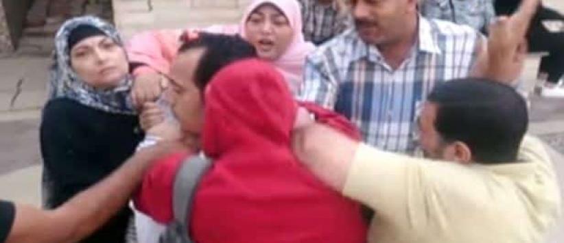 شاهد| ضرب أب مصري من أهل طليقته أثناء رؤية ابنته!