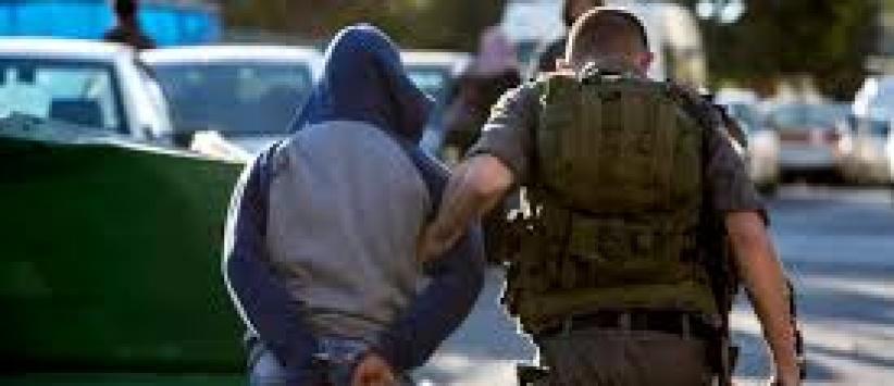 الاحتلال يعتقل شاب بدعوى حيازته سكينا ً قرب جنين
