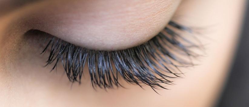 زيوت لتطويل الرموش طبيعياً