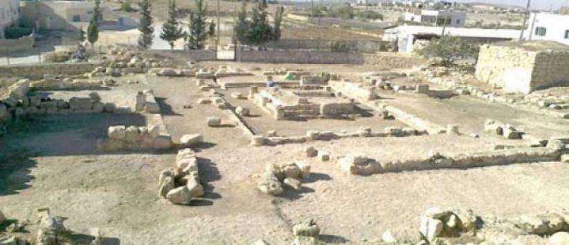 الاحتلال يصادر أحجارًا أثرية من قصر 