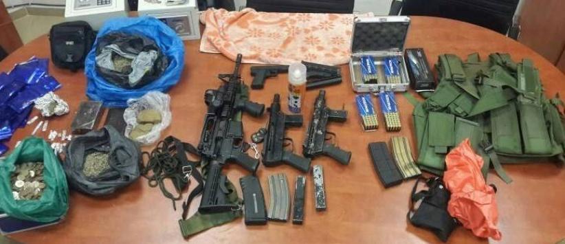 الاحتلال يدعي ضبط قطع سلاح داخل طرود بريدية متجهة لغزة