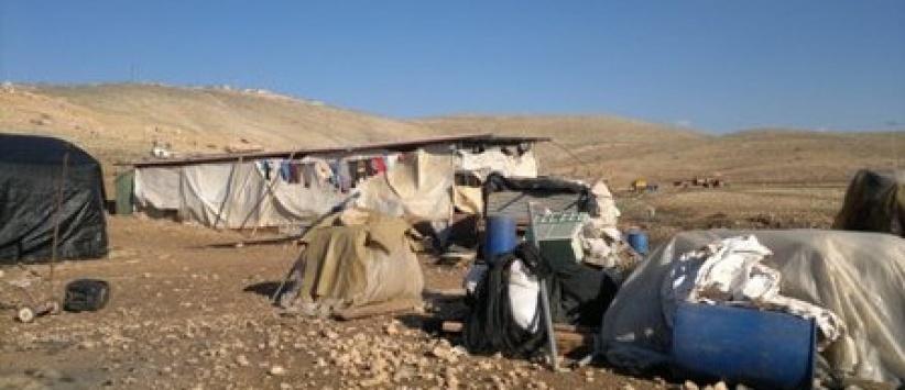 الاحتلال يخطر بهدم غرفتين من الطوب والصفيح جنوب الخليل