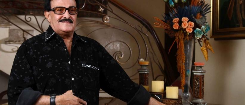 ﻿سمير غانم يسخر من برامج اكتشاف المواهب في عرض مسرحي في السعودية