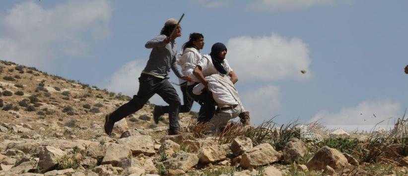 إصابتان باعتداء مستعمرين واعتقال 7 مواطنين في مسافر يطا