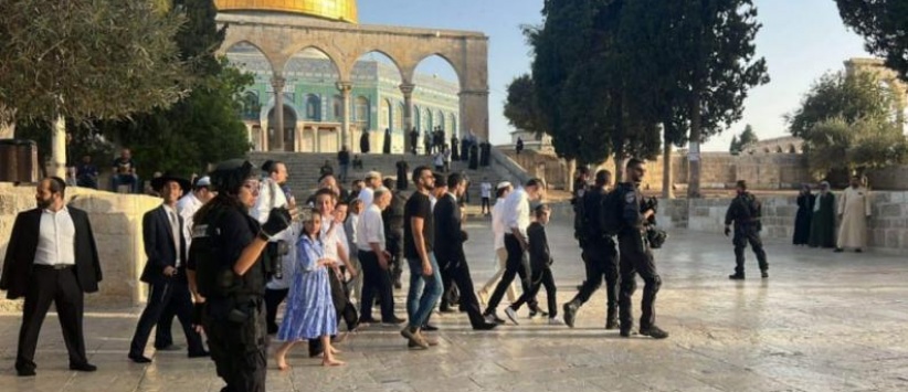 122 مستوطنا يقتحمون 