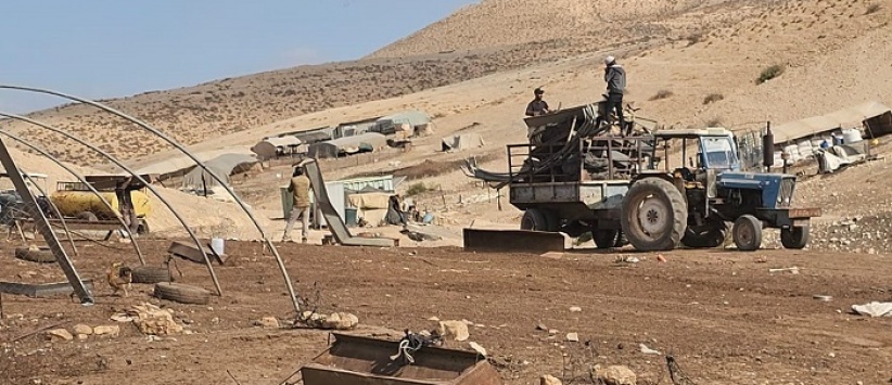مستعمرون يدمرون شواهد قبور شرق بيت لحم