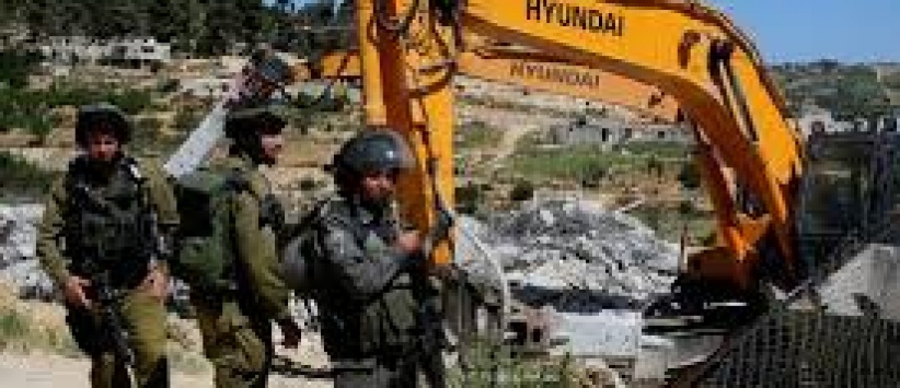 قوات الاحتلال تشرع بهدم منشآت في الأغوار الشمالية