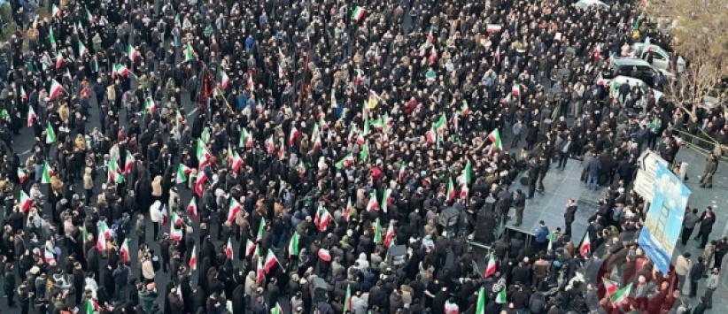 الرئيس الإيراني يتوعّد بالانتقام والآلاف يحتشدون مطالبين بالثأر لخامنئي