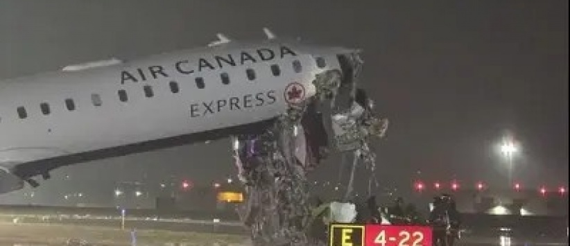 حادث غير عادي على مدرج مطار نيويورك: اصطدام طائرة بشاحنة إطفاء