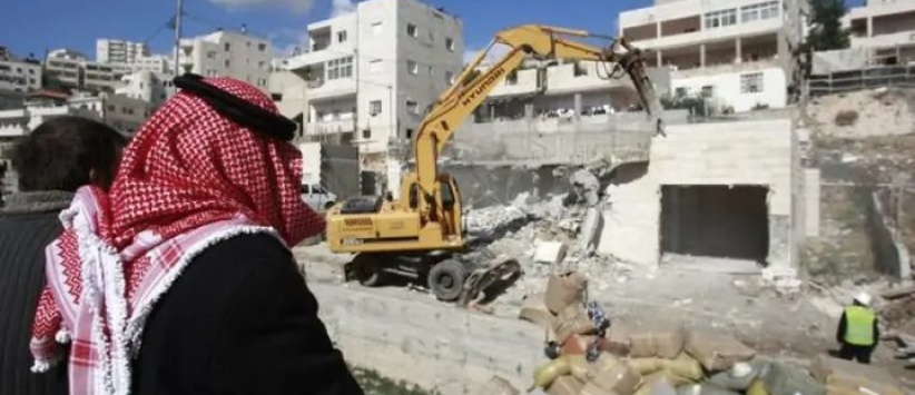 الاحتلال يهدم محال تجارية في بلدة بيت عوا غرب الخليل