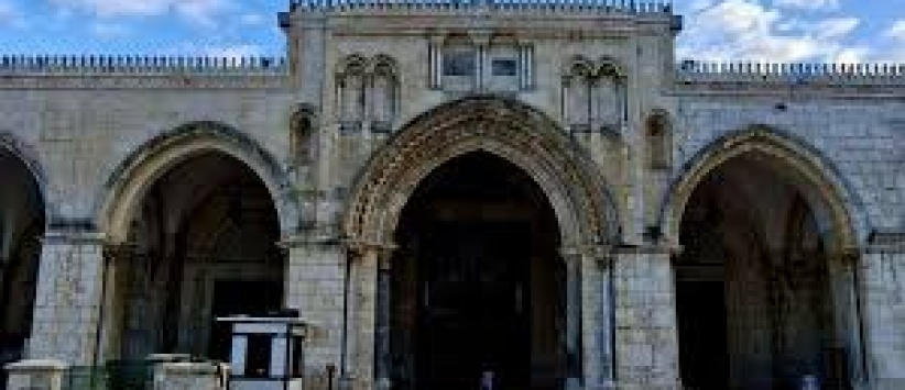 الاحتلال يواصل إغلاق المسجد الأقصى وكنيسة القيامة لليوم الـ37