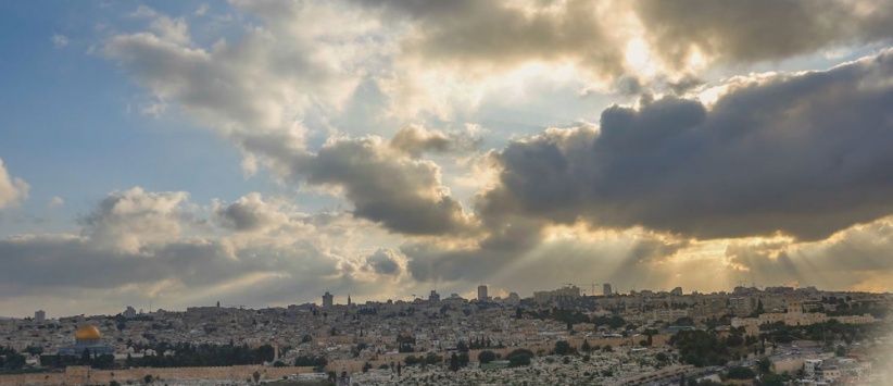 الطقس: ارتفاع على درجات الحرارة وأمطار متفرقة فوق معظم المناطق