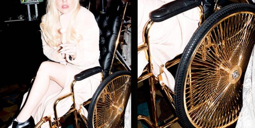 ليدي غاغا على كرسي متحرك مصنوع من الذهب