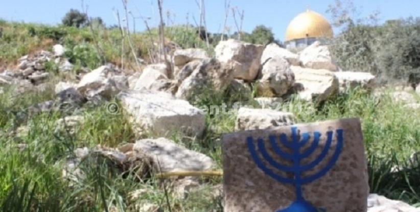 متطرفون يضعون شمعداناً إسرائيلياً على حجارة 