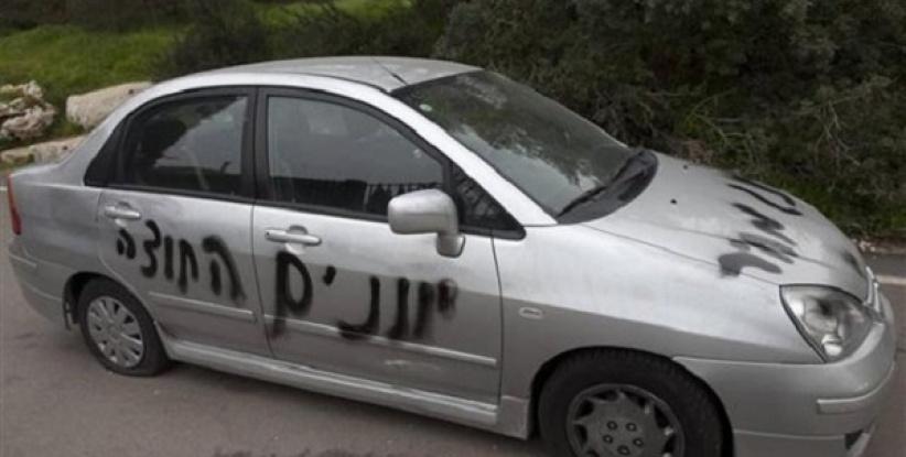 بيت جالا : مستوطنون يثقبون اطارات 5 سيارات و يرسمون شعارات مسيئة