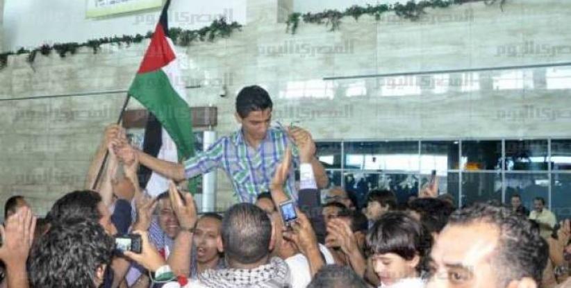 عساف يصل القاهرة والحكومة المقالة تنظم حفل استقبال له في غزة