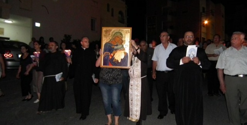 مئات الفلسطينيين يشاركون بمسيرة العذراء في الناصرة