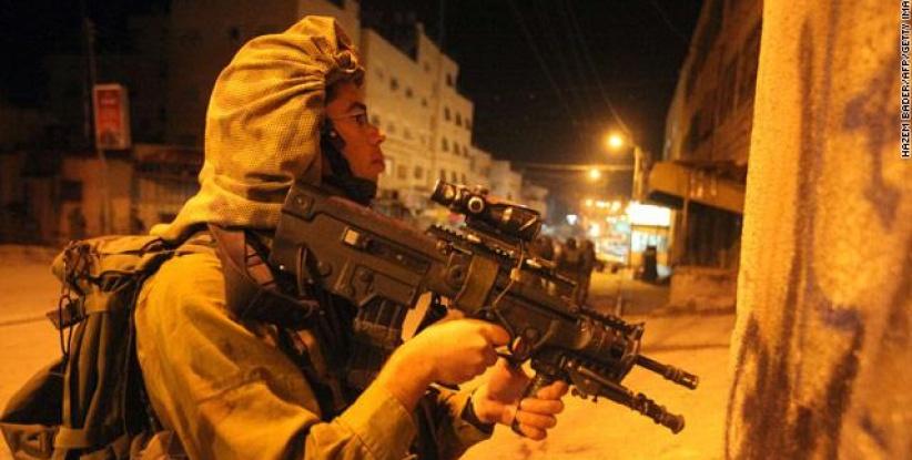 حملة اعتقالات في الضفة وضبط سلاح صيد بالخليل على إثر مقتل جندي