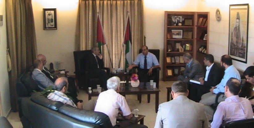 المحافظ حمايل يلتقي تيسير خالد لدفع عمليات توثيق اضرار الجدار