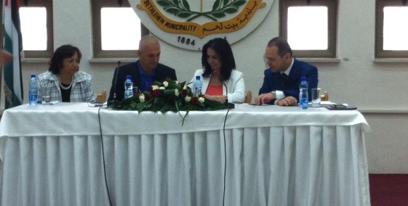 بلدية بيت لحم توقع على اتفاقية توأمة بين مدينة بيت لحم وباليرمو
