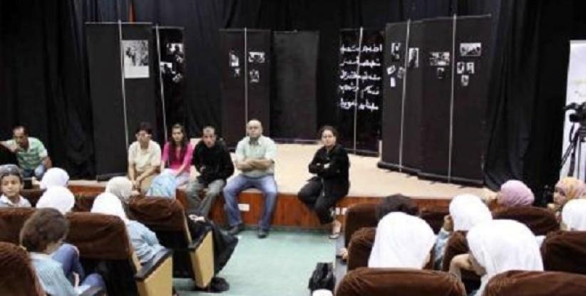 مسرح الحارة وبالشراكة مع مسرح أوغنبلينكس يطلقان مسرحية بعنوان 