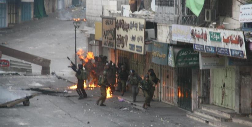 إصابة جندي ومستوطن بجراح في مواجهات بالخليل