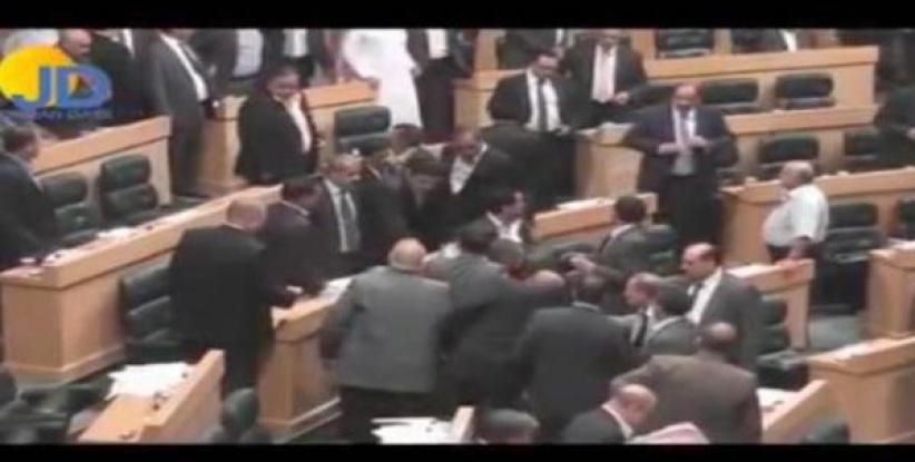 بالفيديو : عراك بالأحذية والأحزمة في البرلمان الأردني يرفع الجلسة