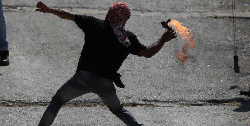 القاء زجاجات حارقة على حافلة للمستوطنين غرب رام الله