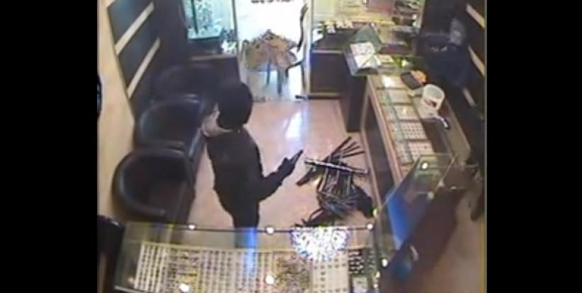 بالفيديو: عملية السطو المسلح على محل لبيع المجوهرات في بلدة عناتا