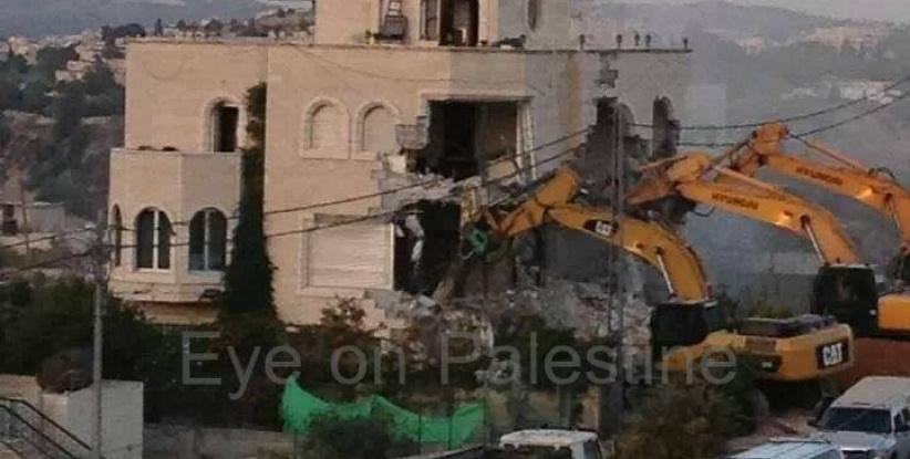بالصور : جرافات الاحتلال تهدم منزلا في بيت حنينا شمال القدس