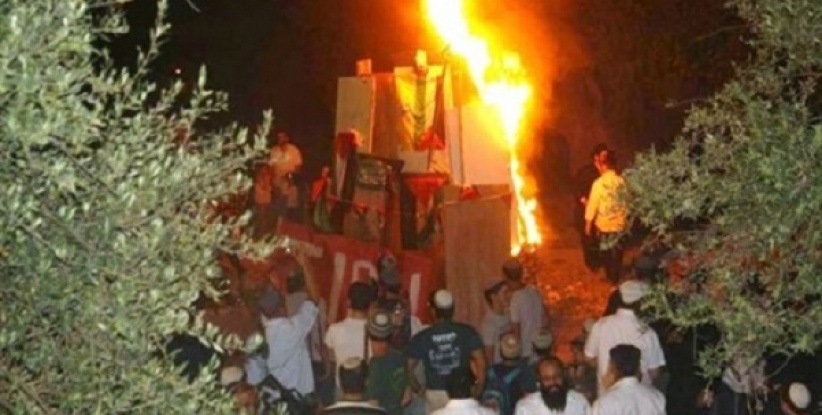 إسرائيليون يحرقون كوفيات فلسطينية أمام 