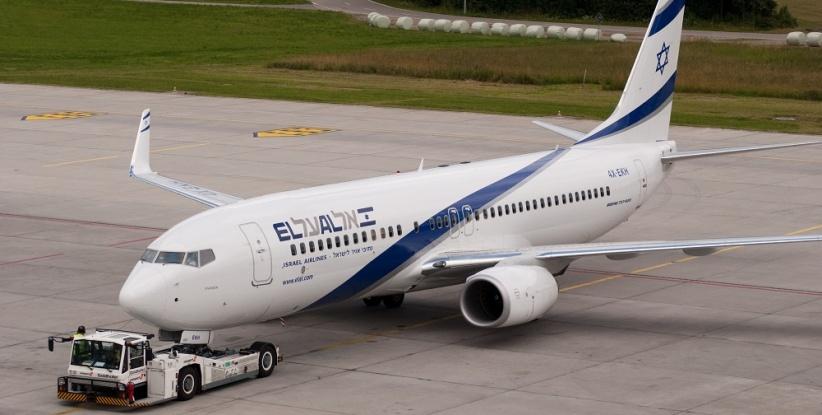 عربة تقتحم حجرة قيادة طائرة اسرائيلية أثناء هبوطها