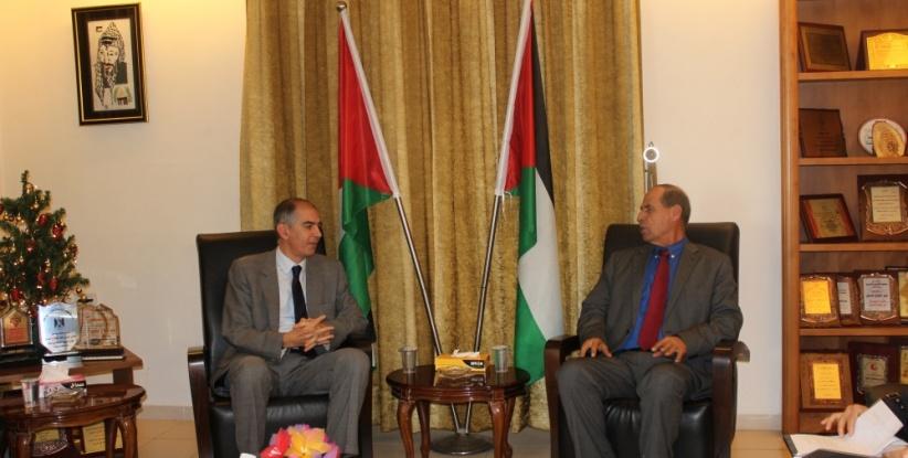 محافظ بيت لحم يستقبل القنصل الفرنسي لبحث الاستعدادات للاعياد المجيدة